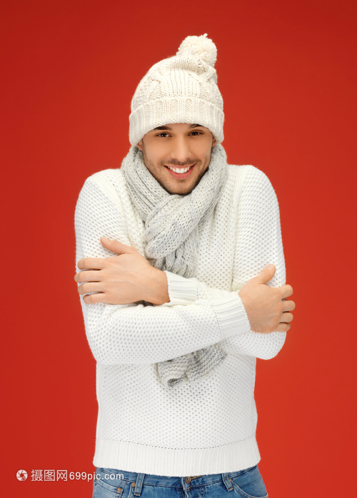 冬日的溫度 暖毛衣與配飾的時(shí)尚魅力