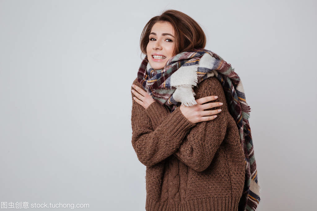 冬日時尚 年輕女性的毛衣與圍巾穿搭藝術(shù)